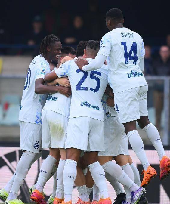 巴萨11连胜领跑西甲！曼城3-1终结黑马，米兰双雄紧追榜首